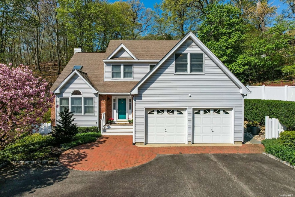 85 Lone Oak Dr, Centerport, NY 11721