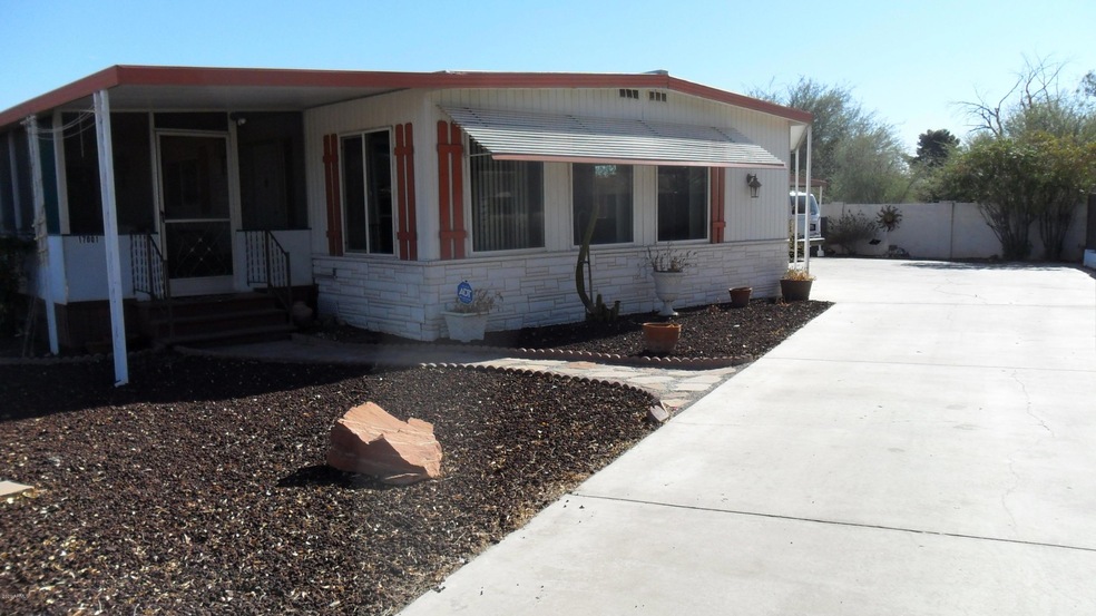 FRONT - LONG DRIVEWAY