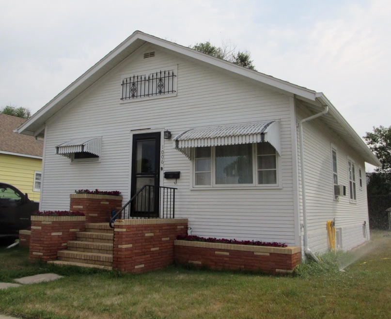 Front of Home<|><|>