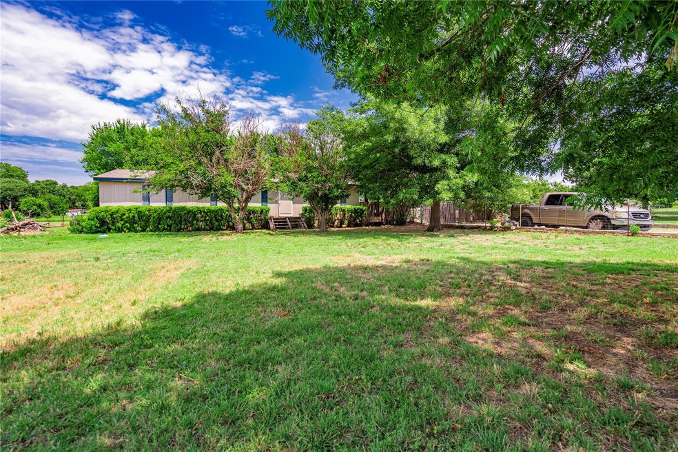 124 Clay Ct, Springtown, TX 76082 - photo 1