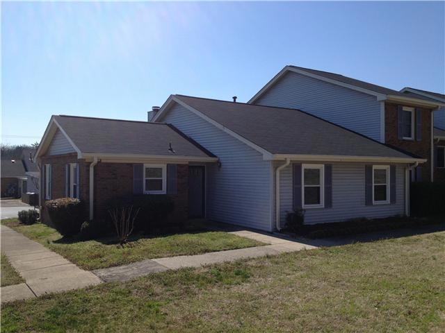 Desirable end unit all on 1 level. Nice landscaping as well. 