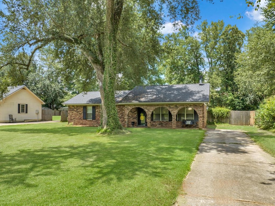 911 Strout Ave, Albany, GA 31705 - photo 1