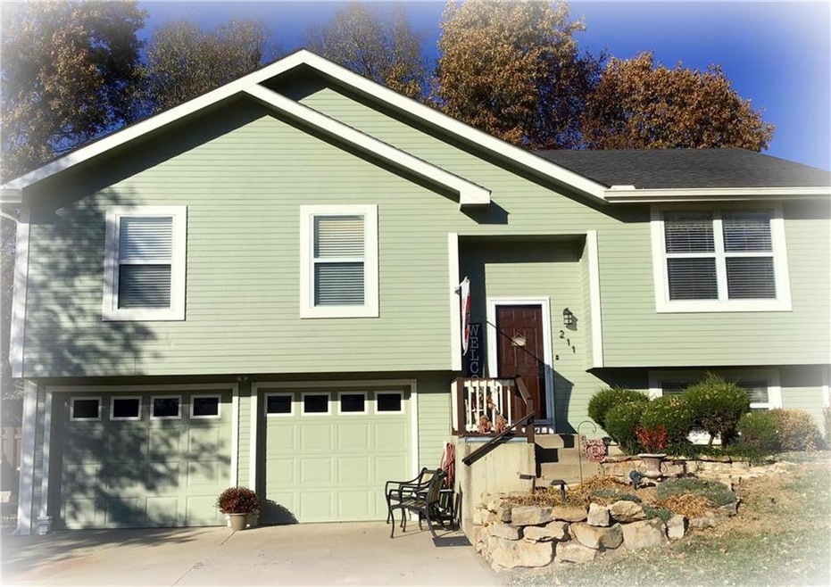 211 Jayhawk Ct, Lansing, KS 66043 - photo 1