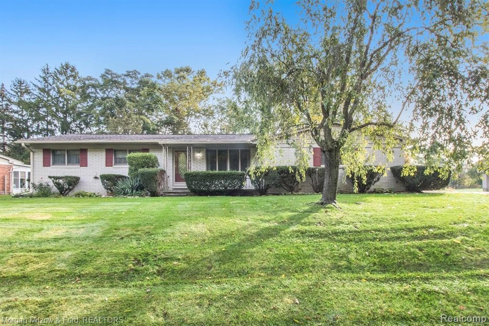 3600 Lake Oakland Shores Dr, Waterford, MI 48329 - photo 1