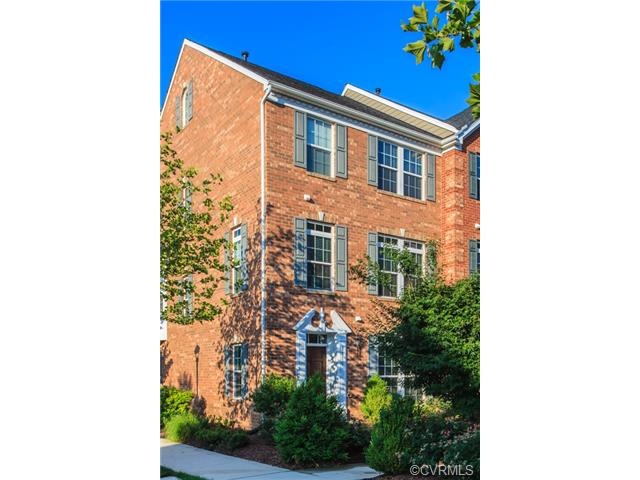 Large end-unit with beautiful landscaping