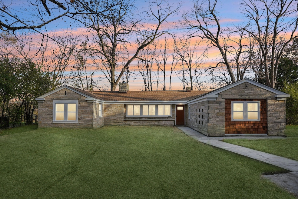 5686 N River Forest Dr, Milwaukee, WI 53209 - photo 1