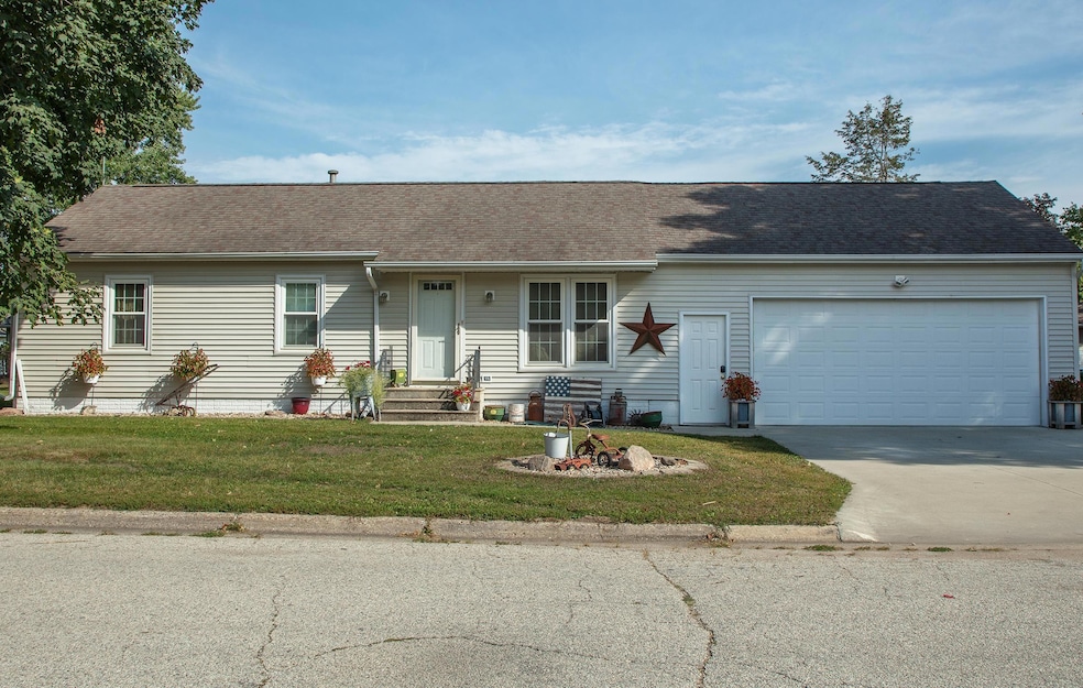 327 E Mindy Dr, Shell Rock, IA 50670 - photo 1