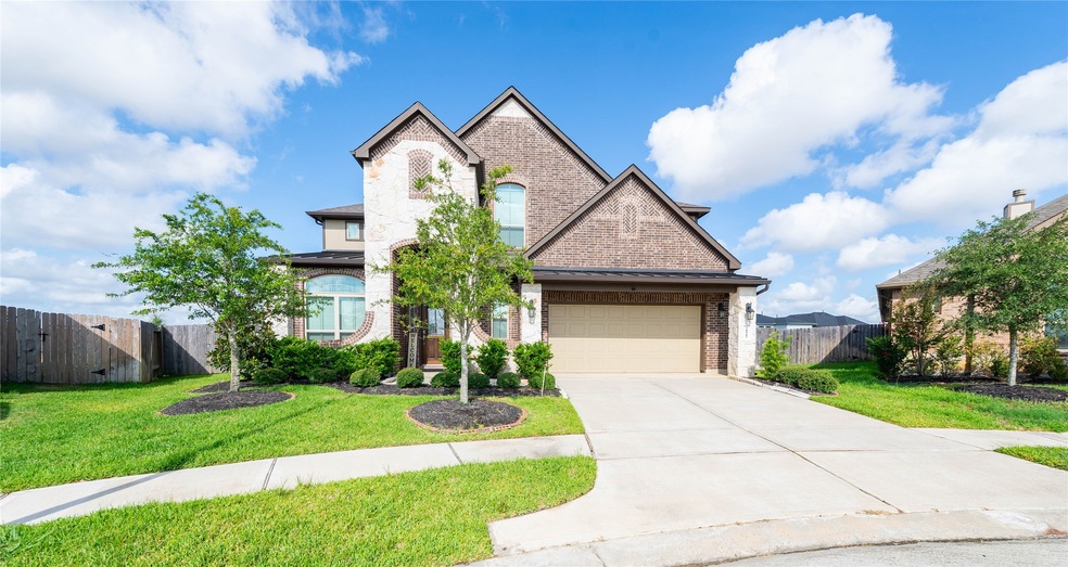 Beautiful home in center of large cul-de-sac