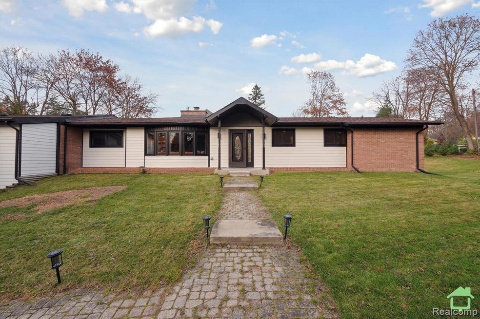 3267 Greentree Rd, Bloomfield Hills, MI 48304 - photo 1