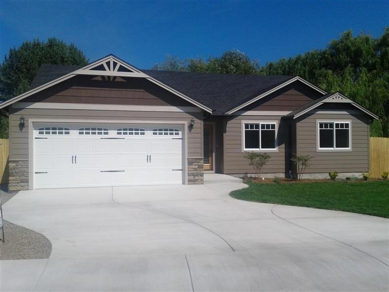 1575 Inverness Dr, Medford, OR 97504 - photo 1