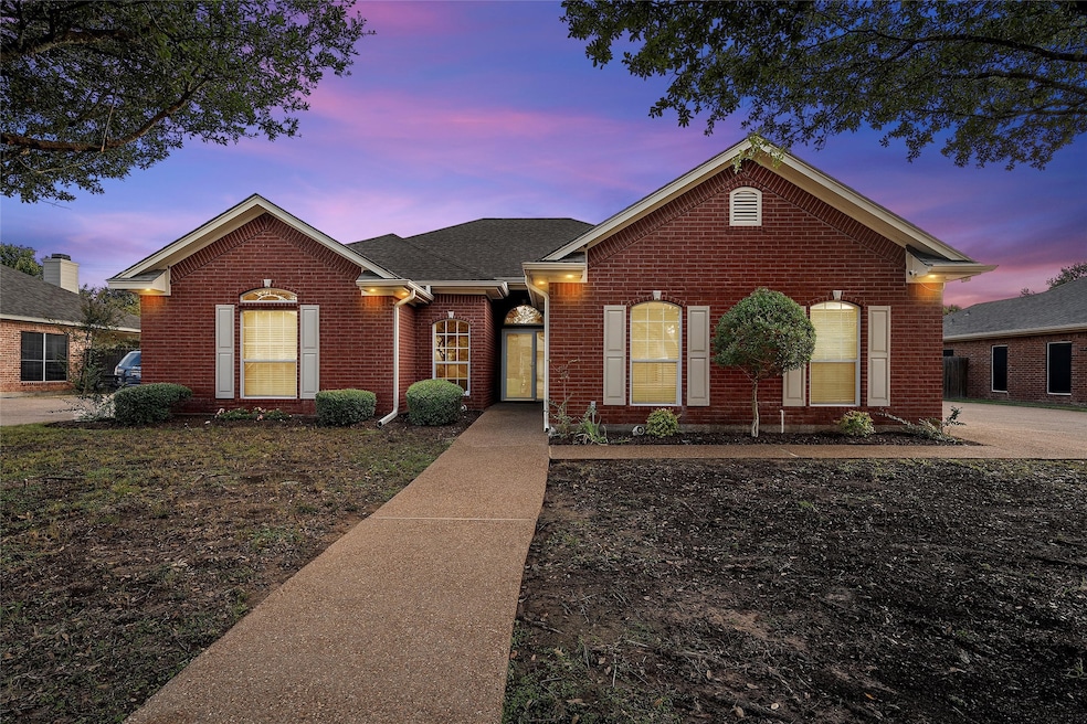 1112 S Haven, Hewitt, TX 76643 - photo 1
