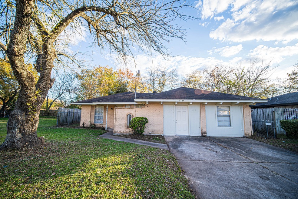 1327 Diplomat Way, Houston, TX 77088 - photo 1