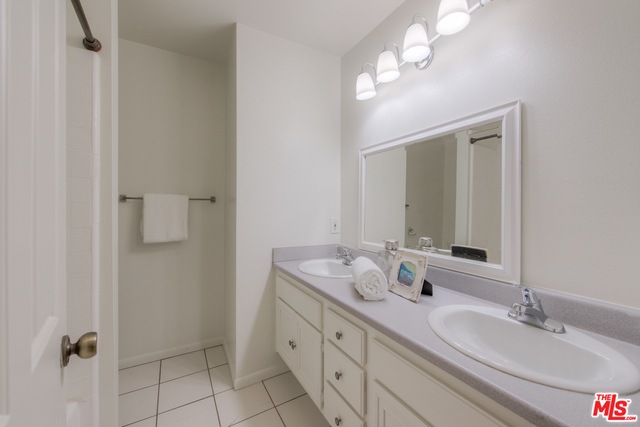 2nd floor full bathroom