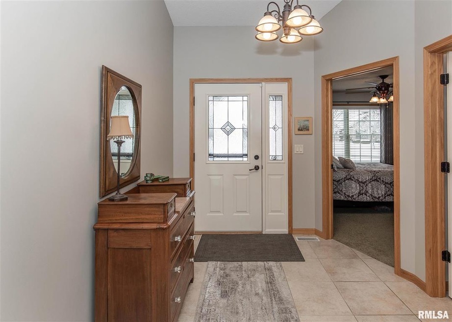 5430 Northwest Cir, Davenport, IA 52806 - photo 1