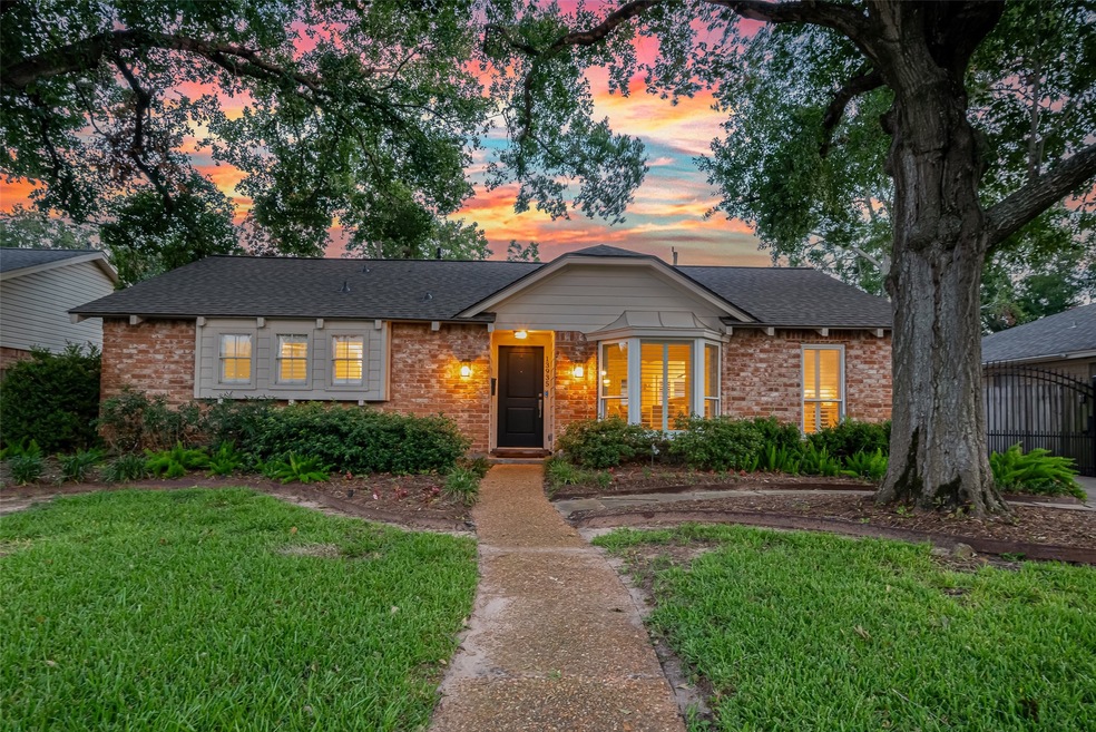 13935 Britoak Ln, Houston, TX 77079 - photo 1