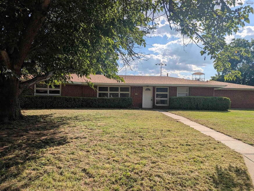 703 Pecan St, Burkburnett, TX 76354 - photo 1