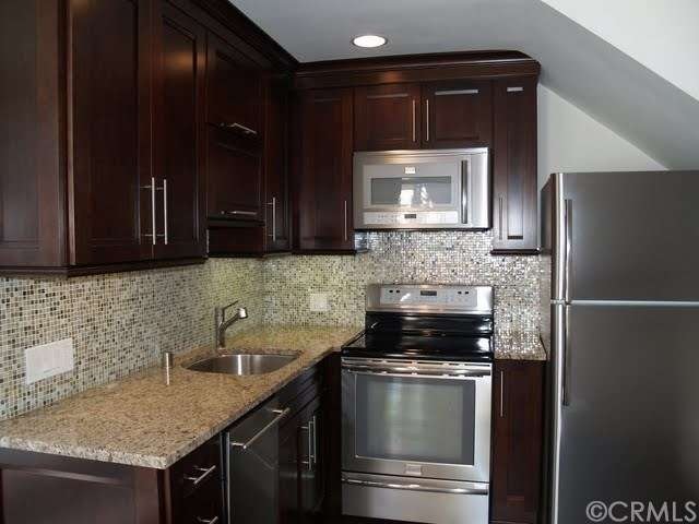 Beautiful Custom Kitchen with Stainless Steel Dish