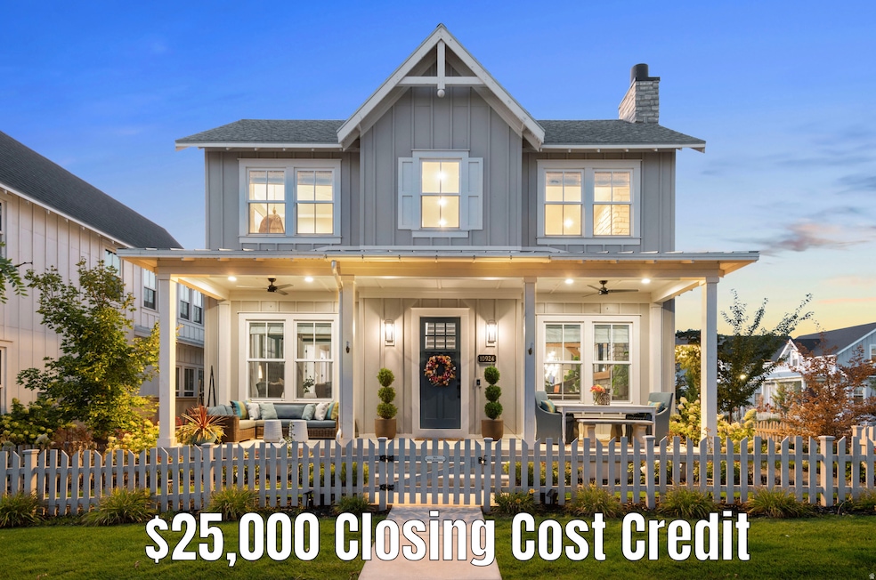 View of front of house featuring ceiling fan and a fenced front yard