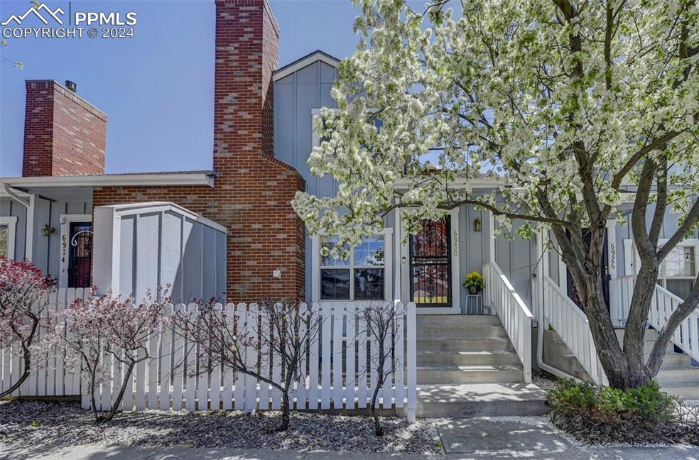 This charming townhome in D-20 has so much to offe