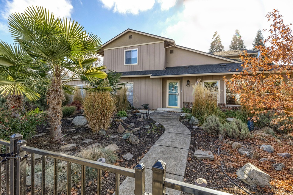 632 Cedar St, Central Point, OR 97502 - photo 1