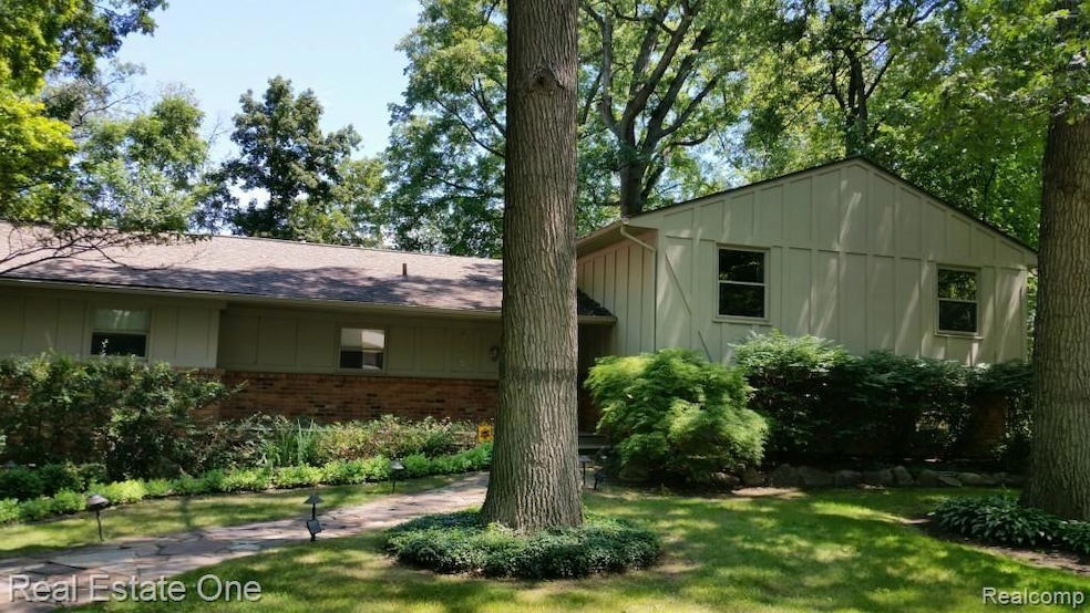 5595 Woodland Pass, Bloomfield Hills, MI 48301 - photo 1