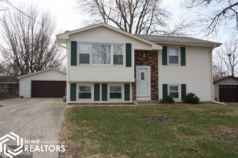 1413 N 8th Avenue Place E, Newton, IA 50208 - photo 1
