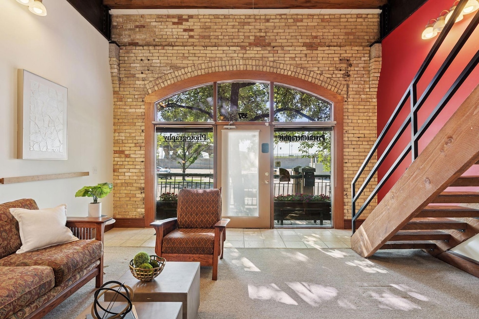 357 Kellogg Blvd unit 8, Saint Paul, MN 55101 - photo 1