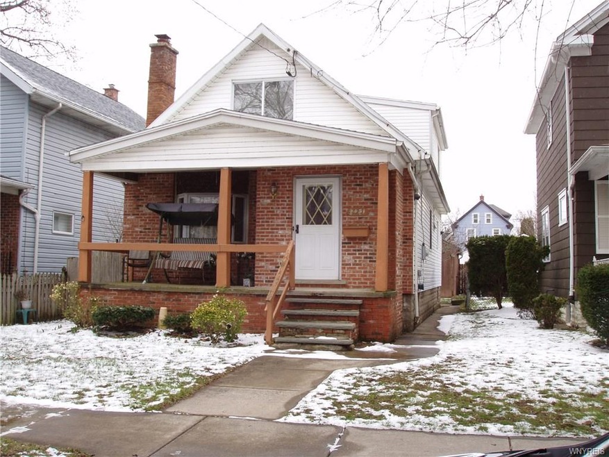Brick frony, vinyl sided.