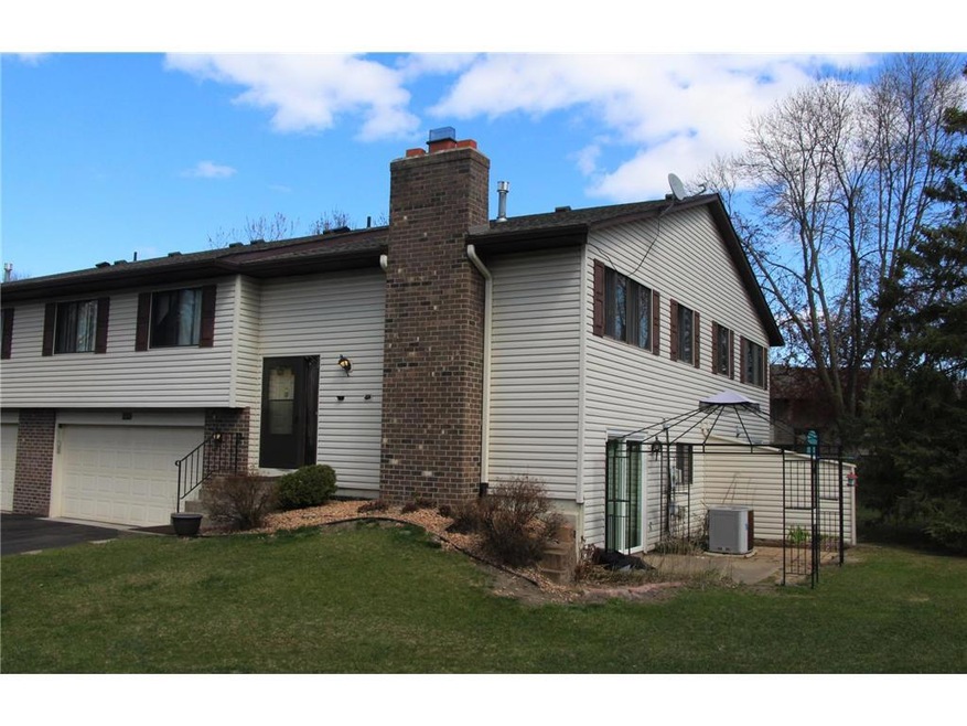 You will love this great corner/end unit town home