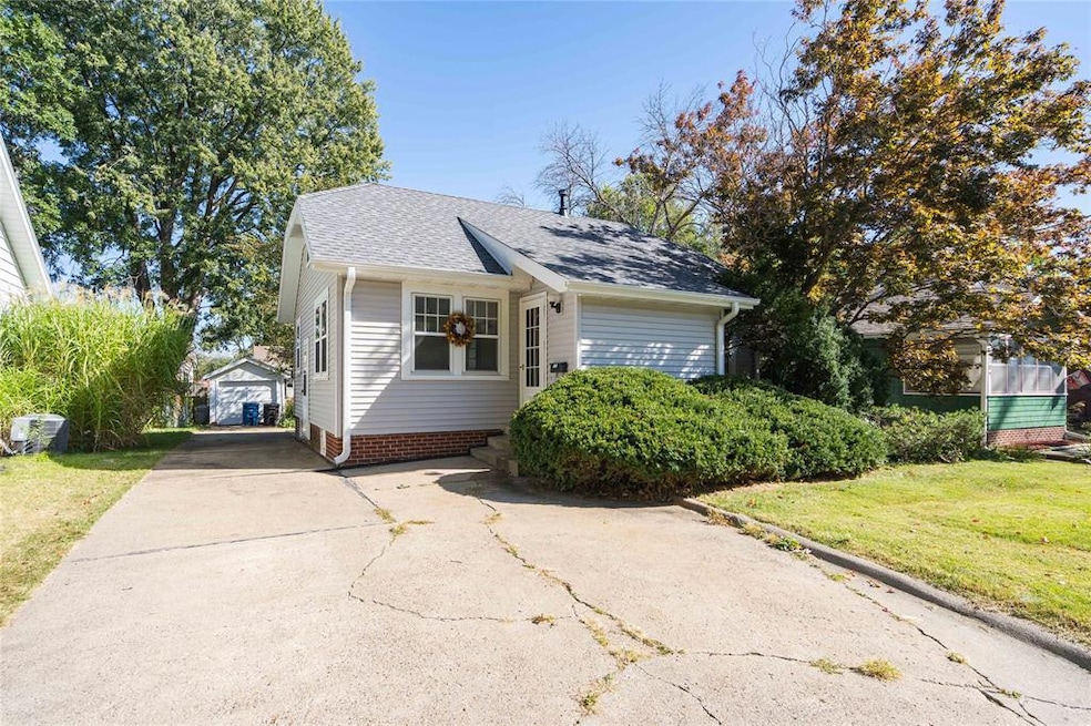 2111 38th St, Des Moines, IA 50310 - photo 1