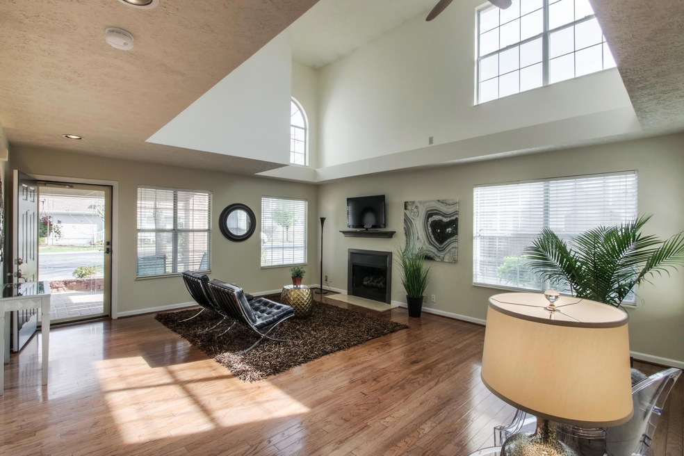 2-story Open Floorplan w/Gas Fireplace