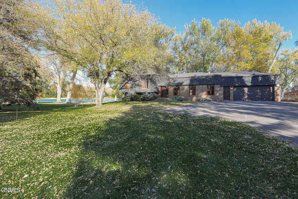 32 Captain Leach Dr, Mandan, ND 58554 - photo 1