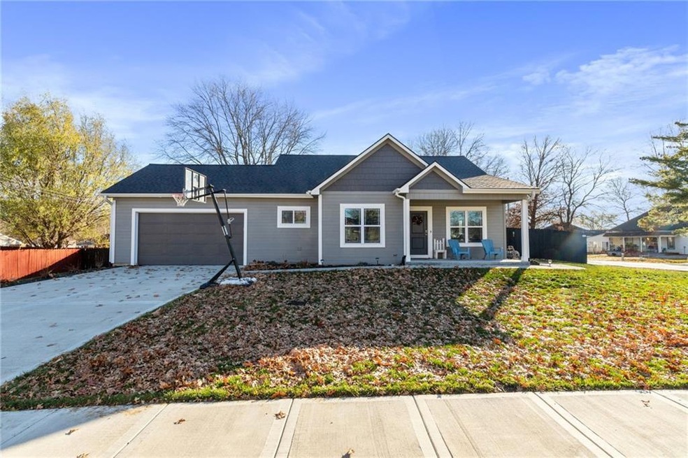 807 S 3rd St, Louisburg, KS 66053 MLS HMS2465791