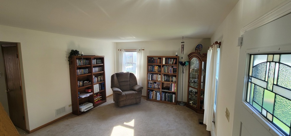 1253 Yellowpine Dr, Aurora, IL 60506 - photo 1