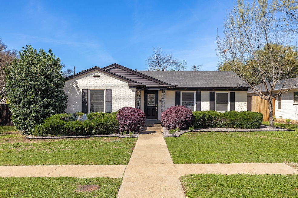 One of the largest cortner lots in the neighborhood. Beautiful corner lot with electonic gare