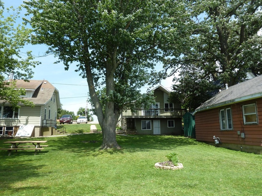 KD - Three Houses, 100 Ft Lakefrontage