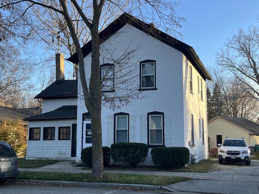 Duplex in the Heart of Cedarburg!