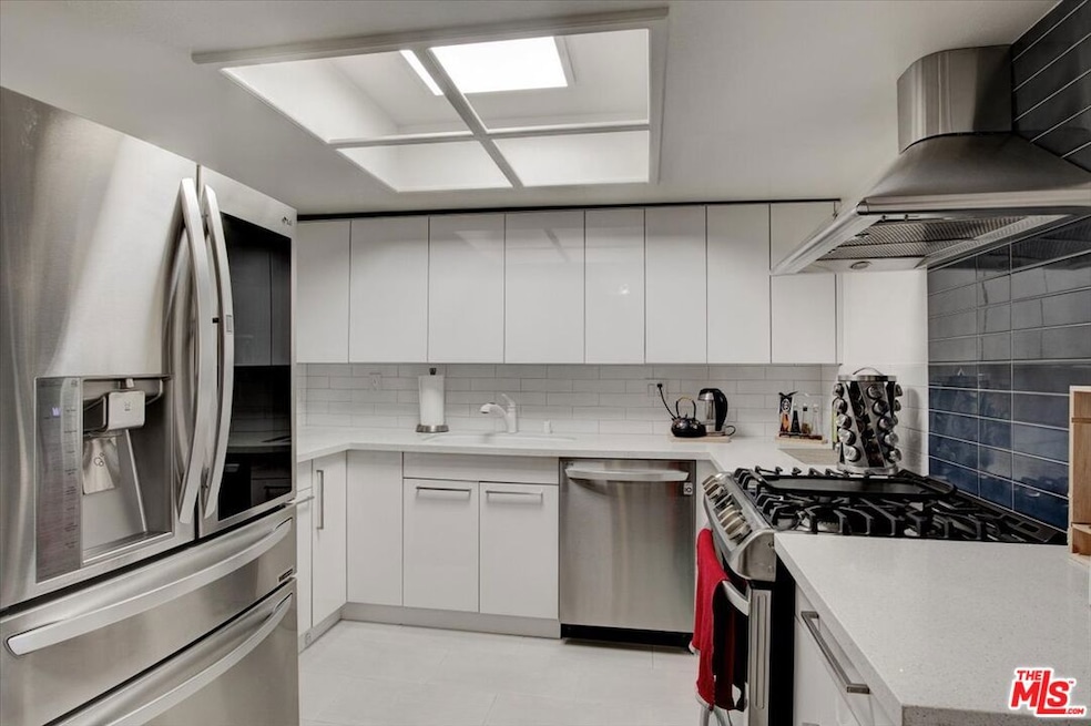 108 W Maple St unit 27, Glendale, CA 91204 - photo 1