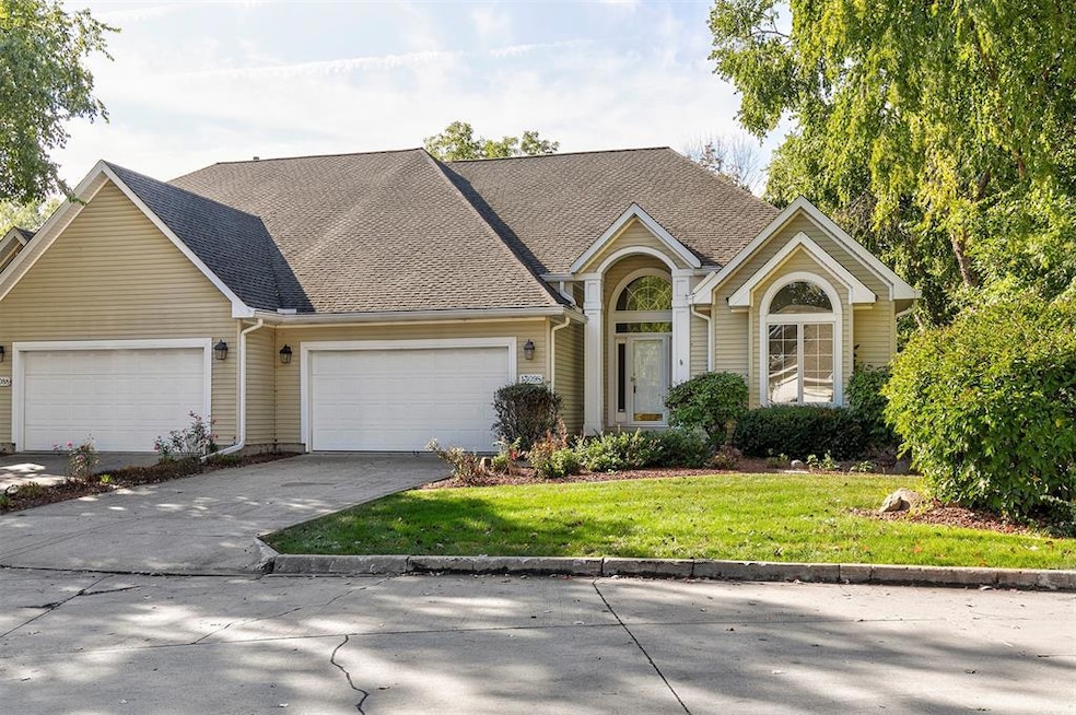 13098 Pinecrest Ln, Clive, IA 50325 - photo 1