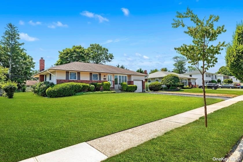 91 Hayrick Ln, ComMacK, NY 11725 - photo 1