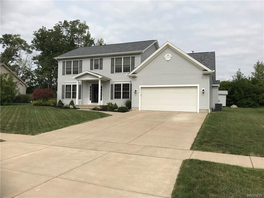 6075 Hewson - professionally landscaped, easy main