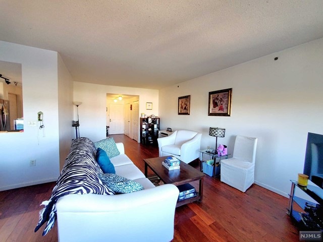 Palisades unit 2215, Fort Lee, NJ 07024 - photo 1