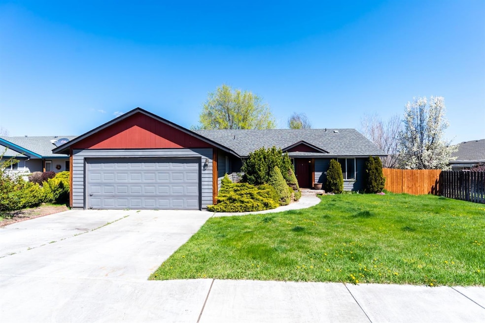 2217 SW Lava Ct, Redmond, OR 97756 - photo 1