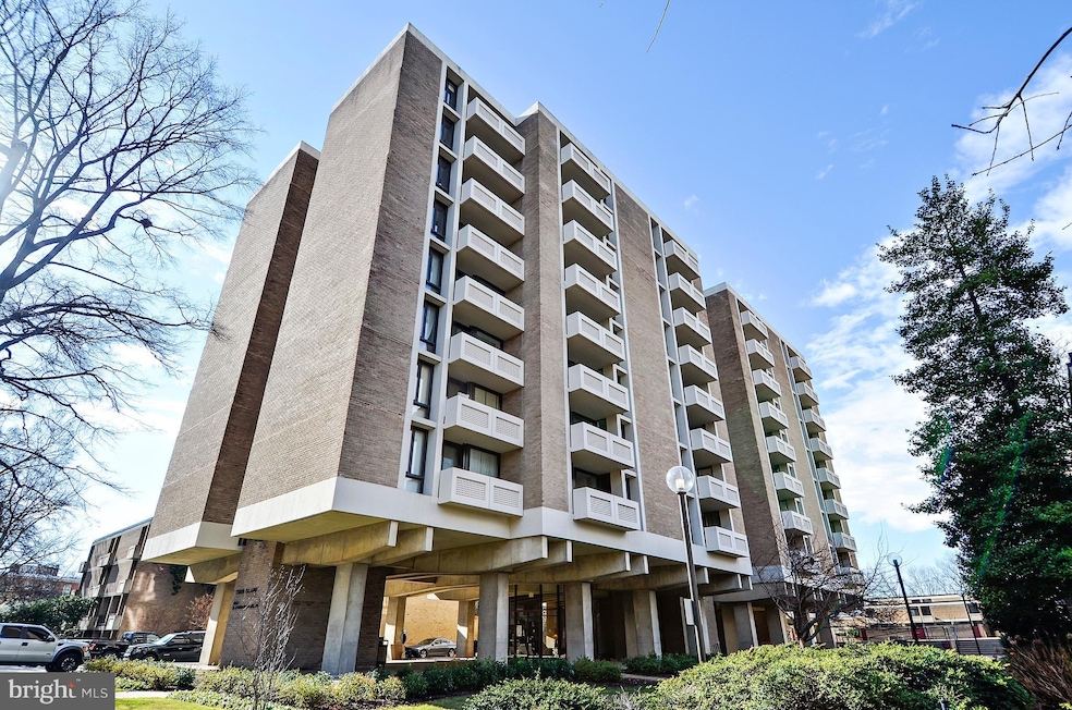 Tiber Island unit N-100, Washington, DC 20024 - photo 1