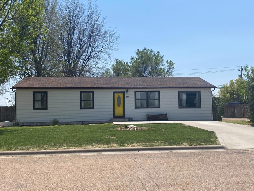 617 E 3rd St, Hugoton, KS 67951 - photo 1