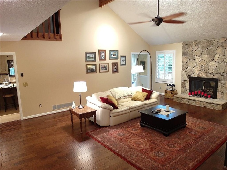 Oversized GREAT room (this is NOT a wide-angle sho