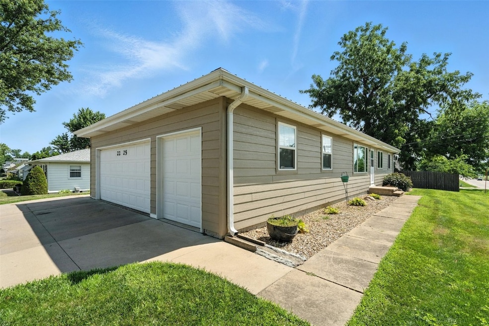 2225 26th St SW, Cedar Rapids, IA 52404 - photo 1