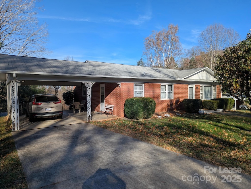 1017 Prestwood Dr SE, Lenoir, NC 28645 - photo 1