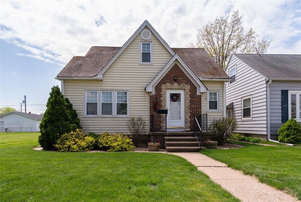 2038 D St SW, Cedar Rapids, IA 52404 - photo 1