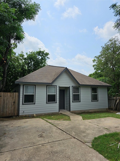 Ranch-style house featuring a shingled roof and a